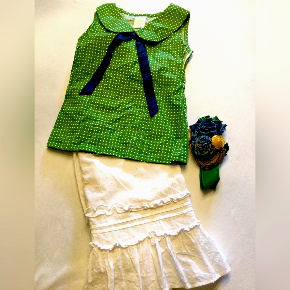 Persnickety green top and white pants. Size 7&8.
